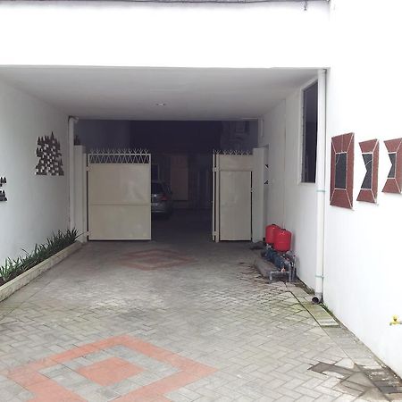 Loxy Inn Surabaya Esterno foto