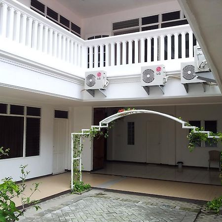Loxy Inn Surabaya Esterno foto