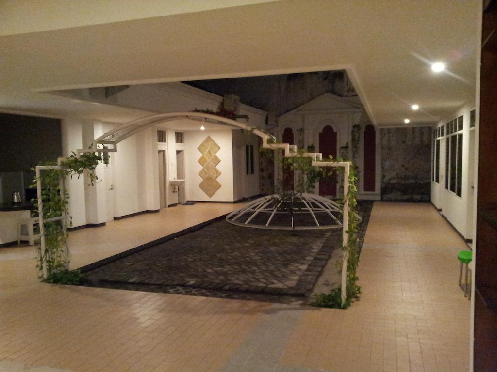 Loxy Inn Surabaya Esterno foto
