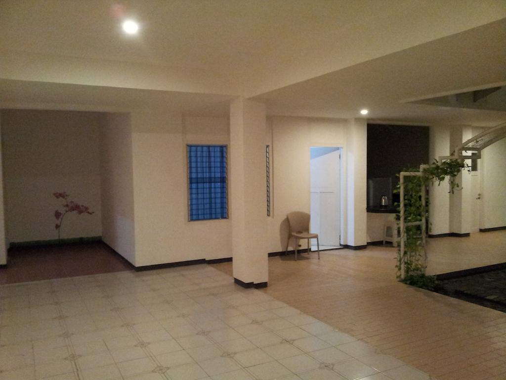 Loxy Inn Surabaya Esterno foto